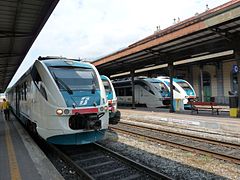 Reisezüge im Bahnhof Aosta