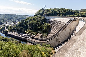 Staumauer mit Überlauf und Kraftwerk