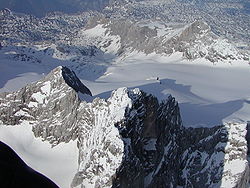 A Hoher Dachstein légifelvétele kb. 3600 méteres magasságból, a Niederer Dachsteinnel (balra) és a Gjaidsteinnel (a háttérben).