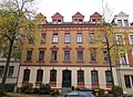 Mietshaus in geschlossener Bebauung mit Vorgarten