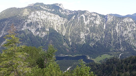 Frontalansicht des Hochkienbergs von Süden, darunter der Lödensee.