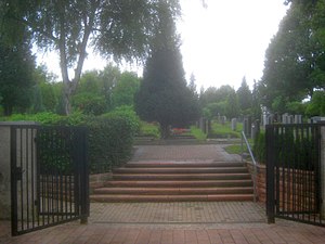 Treppe vom Vorplatz der Feierhalle zu den Gräbern.