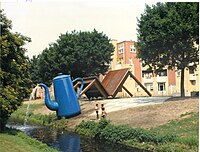 Koffiepot en gebroken tafel aan de Noordpolderkade, Den Haag 1986