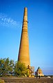 Qutlugh-Timur-Minarett (rechts im Hintergrund das Tekisch-Mausoleum)