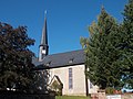 Kirche mit Ausstattung (u. a. Kanzelaltar und Teilen eines Schnitzaltars) sowie Kirchhof mit einem Sammelgrab für Opfer des Zweiten Weltkrieges und einem Grabmal für Kurt und Heinz Konrad