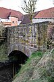 Einbogige Bruchsteinbrücke mit Steinbrüstung, vermutlich aus der 2. Hälfte des 19. Jh.