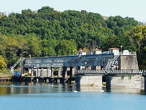 Staumauer des Kraftwerks Mauzac