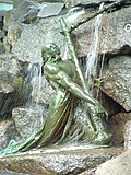 Fossegrimen på Stephan Sindings monument over fiolinisten Ole Bull i Bergen sentrum. Monumentet ble avduket i 1901.