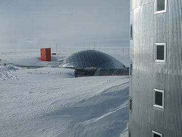 The dome in January 2009, as seen from the new elevated station.