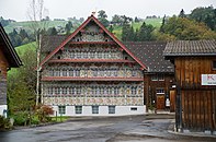 Vollständig bemalte Fassaden sind im Toggenburg selten.[48] Rokoko-Prunk­fassade am 1776 erbauten Roten Haus im Bächli, Hemberg[49]