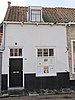 Huis met gepleisterde rechte gevel