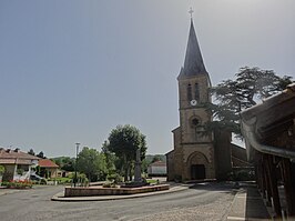 Dorpsplein met kerk Saint-Pierre