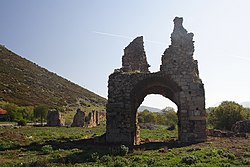 Klosterruine, links Óros Ziría 2374 m; See Stymfalia rechts vom Bild