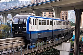 Een monorailtrein passeert hoogbouw