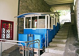 Standseilbahnwagen in der Talstation (2010)