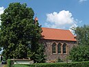 Dorfkirche mit den Eingang flankierenden Linden