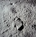 Apollo 11'nin Ay modülü pilotu "Buzz" Aldrin'in çizme izi. Aldrin, 20 Temmuz 1969'da Ay yüzeyinin toprak mekanizmasını incelemek amacıyla gerçekleştirilen bir saatlik Araç Dış Etkinliği (EVA)'nin çerçevesinde bunu görüntüledi.