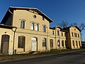 Bahnhof Weinböhla mit Empfangsgebäude und daran angebautem Güterschuppen