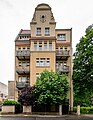 Mietshaus in ehemals geschlossener Bebauung mit Seitenflügel zum Hof, Hinterhaus, Werkstattgebäude im Hof und Vorgarten