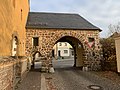 Torhaus (Chemnitzer Straße 28), zehn Grabmale und Ehrenhalle für die Gefallenen des Ersten Weltkrieges auf dem Alten Friedhof (A), Leichenhalle an der Zinnberger Straße, Doppelsäulentoranlage und ein Grabmal auf dem Neuen Friedhof (B) sowie sämtliche Einfriedungsmauern im Bereich des Alten und Neuen Friedhofs (Einzeldenkmale der Sachgesamtheit 09235016)