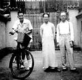 Zhou (right) posing with writer Shen Congwen (center) and Gu Chuanjie (顧傳玠) (left) in 1946