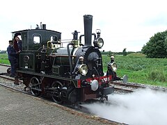 Tot "NS 6513" verbouwde locomotief van de Museumstoomtram Hoorn-Medemblik tijdens inauguratie op 1 juli 2017