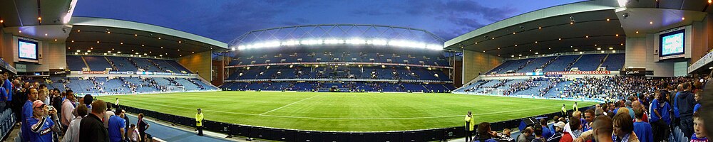 Panorama Ibrox Stadium wykonana 5 sierpnia 2009 roku z Govan Stand, po zakończeniu meczu towarzyskiego pomiędzy Rangers a Manchesterem City (3:2)[161]