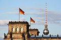 Berliner Fernsehturm ve önünde Reichstag