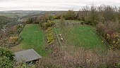 Blick auf die Fläche der Unterburg; hinten rechts die Terrassenkante des früheren Gasthauses Möhren