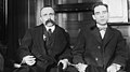 Sacco (rechts) und Vanzetti (links) als Angeklagte, mit Handschellen aneinander gefesselt