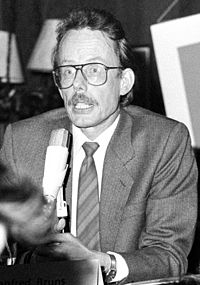 Manfred Bruns in jüngeren Jahren mit Brille auf einem Podium