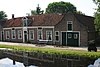 Scheepswerf met gebouw van begane-grond en te weerszijden van het middengedeelte een klokgevel