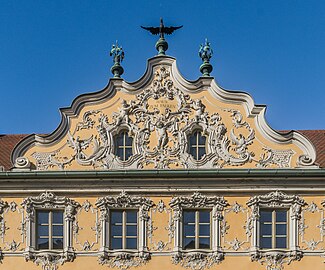 Geknickter Rokoko-Schweifgiebel, 1751, rekonstruiert (Falkenhaus Würzburg)