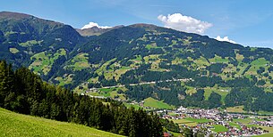 Blick von Hainzenberg nach Zellberg, am Talboden: Zell am Ziller