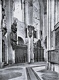Durchgänge in den Wand­pfeilern des Chor­um­gangs als Rest des Hallenchores mit Seilaufzug zur Trese (Bild um 1920)