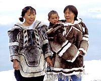 Inuit, links Seehund, rechts Karibu, unter Verwendung von Fellstücken vom jeweils gleichen Material (1999)