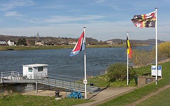 Blick von Lanaye über die Maas auf das niederländische Dorf Eijsden