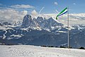 Die ladinische Fahne an der Raschötzhütte in Gröden.