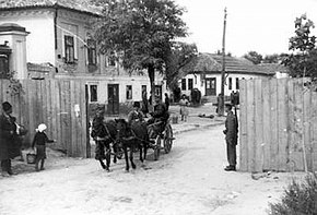 Poartă în gardul de lemn care înconjura ghetoul păzită de jandarmi români, 1941.