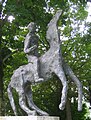 „Pferd mit Reiter“ am Heimeranplatz in München, 1956.