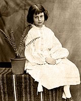 Alice w wieku 7 lat. Fot. Lewisa Carrolla z 1860