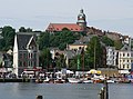 Das Gebäude des Alten Gymnasiums dominiert seit 1912/1914 die Skyline am Westufer (2007)