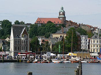 Blick über den Hafen auf das Alte Gymnasium