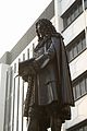 Leibniz Statue im Innenhof des Neuen Campus der Universität Leipzg