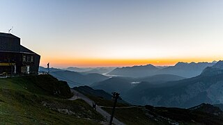 Osterfelderkopf im Sonnenaufgang mit Blick auf’s Karwendel und ins Isartal