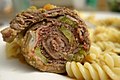 Rinderroulade, gefüllt mit Speck, Zwiebeln und Gewürzgurke