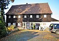 Wohnstallhaus (Umgebinde) mit Sonnenuhr