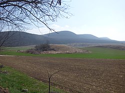 A Fésű-hegy, a Bárány-hegy, a Szirtes-tető és a Nagy-Kopasz a piliscsévi pincesortól nézve