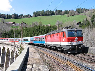 ÖBB 1044 sorozatú mozdony vonatával a Semmeringbahnon