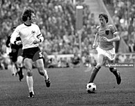1974 finalinde Batı Almanyalı futbolcu Franz Beckenbauer (solda) ile Hollandalı futbolcu Johan Cruyff (sağda).